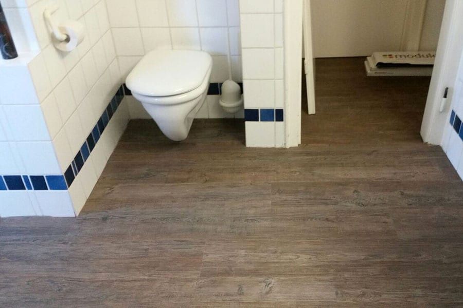 Badsanierung ohne Fliesenabriss: Feuchtigkeitsbeständiger Designvinyl auf Altfliesen-03