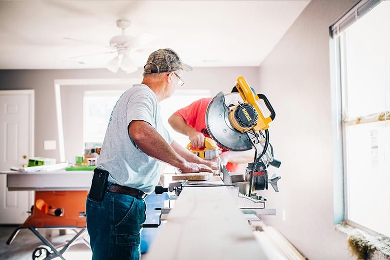 Handwerkliche Präzision bei der Bodenrenovierung