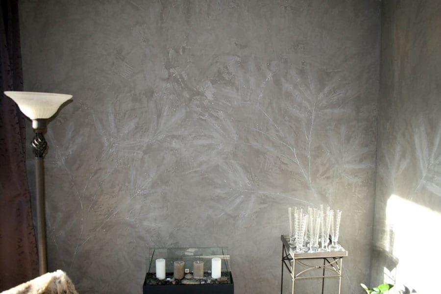 Calce Colino im Badezimmer schwarz mit silber veredelt. Restliche Wände und Decke in weiß. Diffusionsoffen auf Kalkbasis. Einprägung von echtem Bambus in Calce Colino mit fossil versteinerter Wirkung.