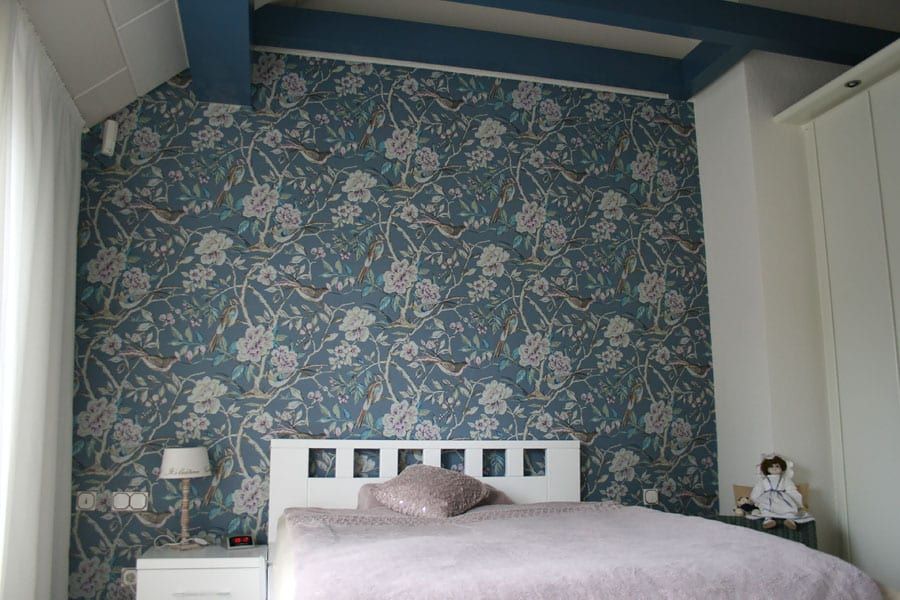 Schlafzimmer-Gestaltung mit moderner Motivtapete und Designbelag