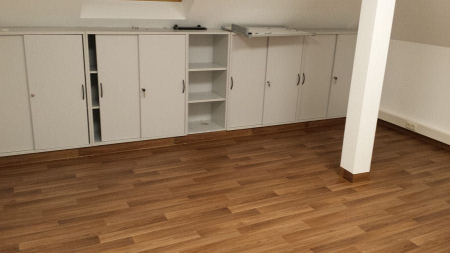 Verlegung von Designboden in Walnussoptik mit passgenauen Wandsockelleisten-01