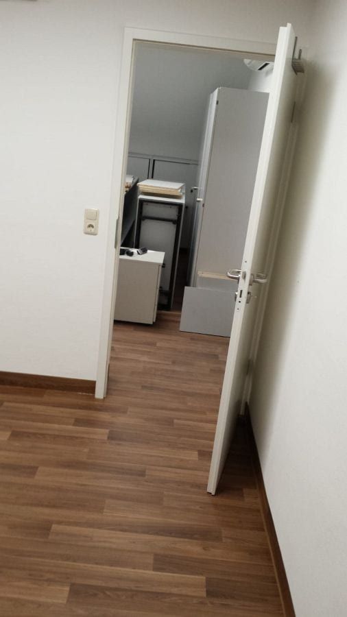 Verlegung von Designboden in Walnussoptik mit passgenauen Wandsockelleisten-02