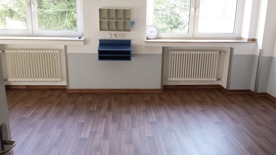 Verlegung von Designboden in Walnussoptik mit passgenauen Wandsockelleisten-03
