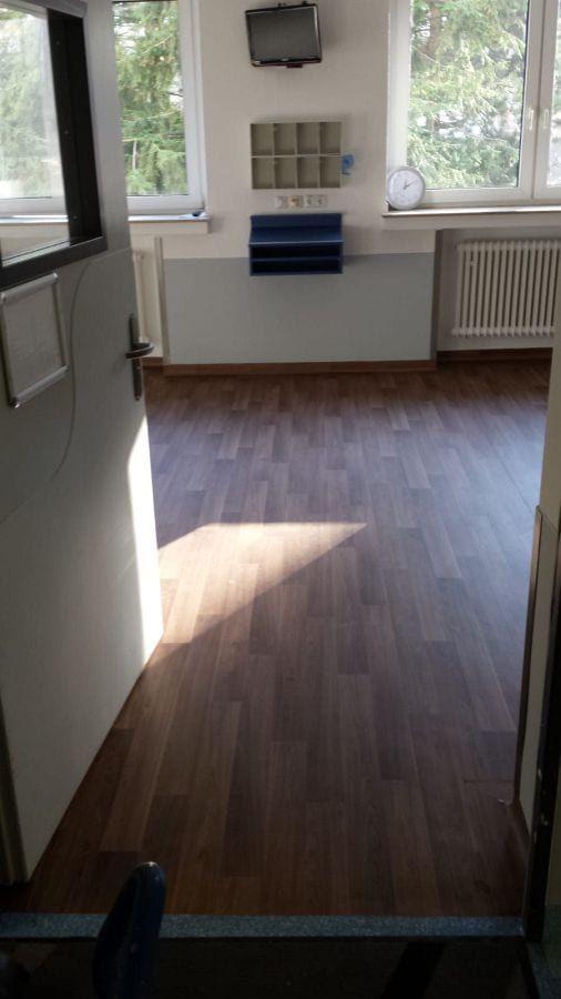 Verlegung von Designboden in Walnussoptik mit passgenauen Wandsockelleisten-06