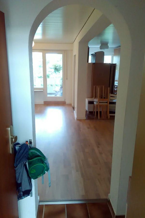 Keramische Fliesen entfernt, entsorgt und Unterboden neu aufbereitet. Parkett Landhausdiele Eiche geölt verlegt inkl. Blockstufe und Eiche Massivleisten 10 cm hoch montiert.