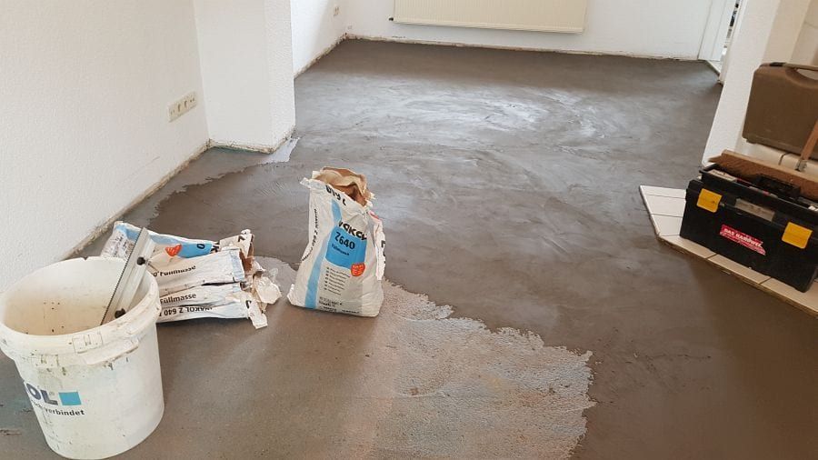 Fachgerechte Verlegung von 22mm massivem Eiche-Parkett im klassischen Fischgrat-Verband inklusive Fußleisten-04