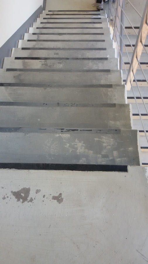 Fluchttreppenhaus Betonstufen mit Kautschukformtreppen überarbeitet