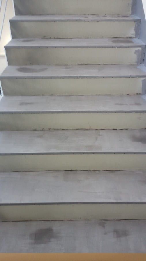 Fluchttreppenhaus Betonstufen mit Kautschukformtreppen überarbeitet