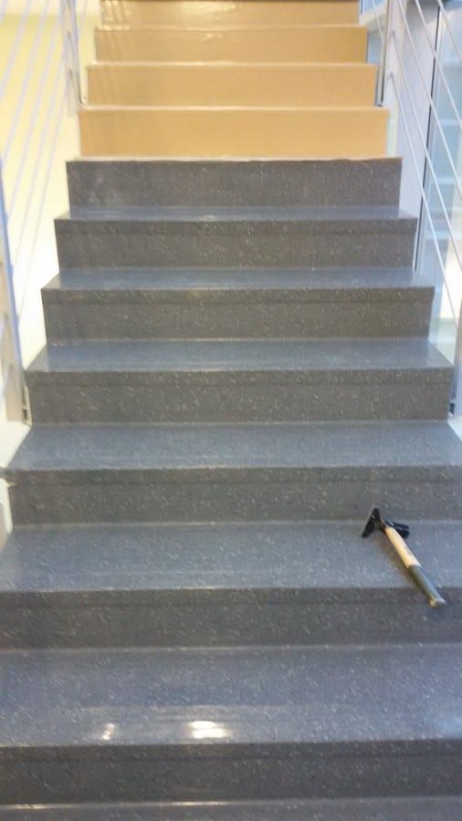 Fluchttreppenhaus Betonstufen mit Kautschukformtreppen überarbeitet