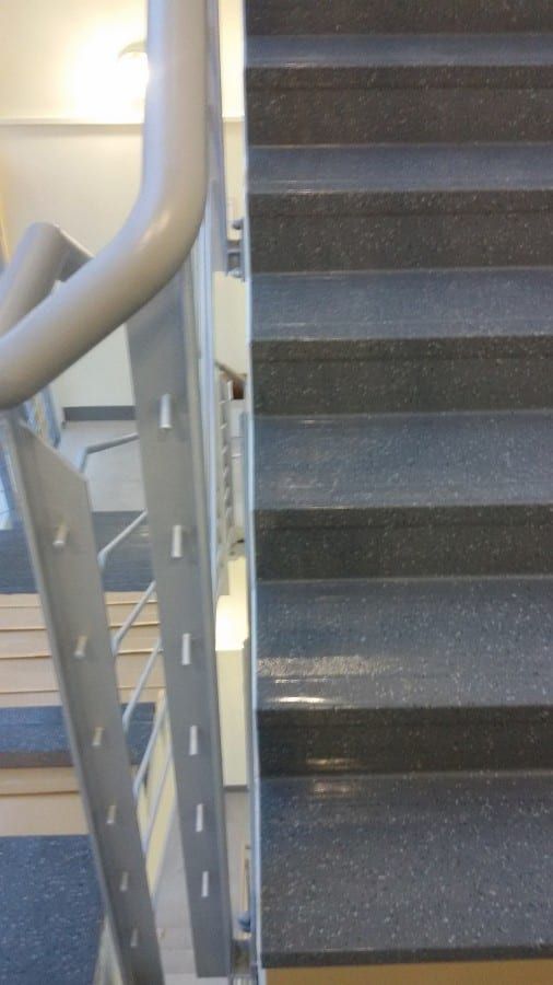 Fluchttreppenhaus Betonstufen mit Kautschukformtreppen überarbeitet