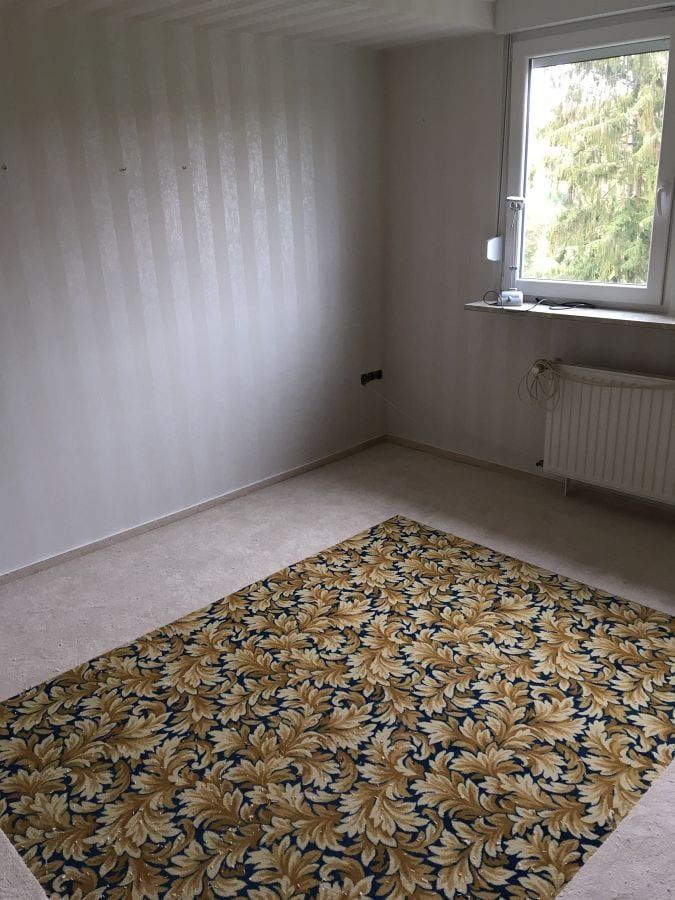 Tapezierarbeiten und gemusterten Teppichboden mit umlaufenden Fries verlegt