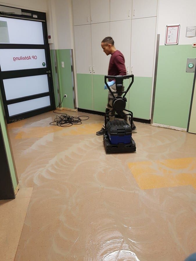 Entfernung alter Bodenbeläge im gewerblichen Bereich