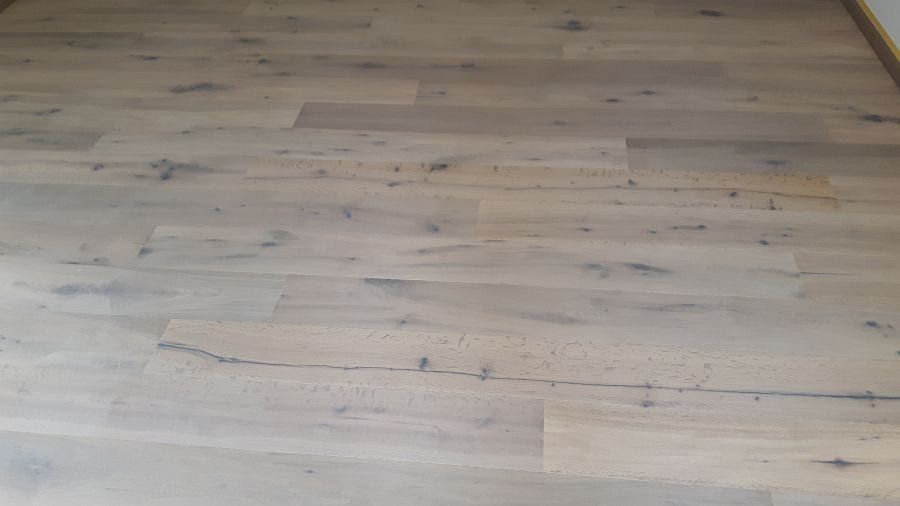 Fachgerechte Verlegung geräucherter Landhausdielen, weiß geölt für ein exklusives Finish-bild-02