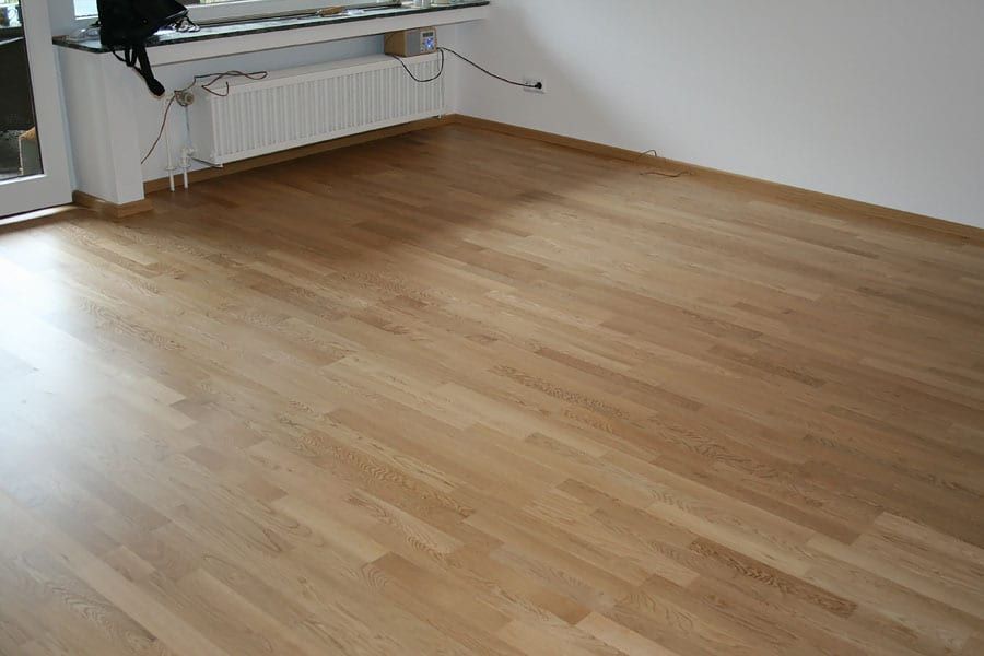 Renovierung einer Wohnung mit 3-Schicht Fertigparkett in Eiche Natur lackiert