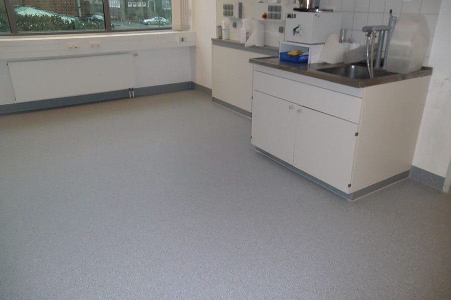 Spezialbereich Pathologie Bochum: Homogener PVC-Belag mit thermisch verschweißten Nähten für maximale Hygiene-03