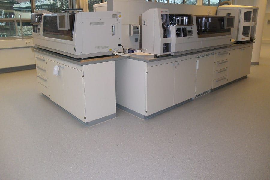 Spezialbereich Pathologie Bochum: Homogener PVC-Belag mit thermisch verschweißten Nähten für maximale Hygiene-04