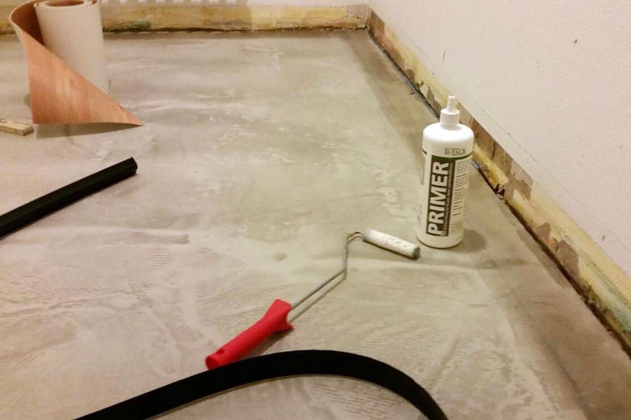 Heterogener PVC–Belag in Holzoptik verlegt. Sockel wannenförmig ausgebildet und Fugen thermisch verschweißt.