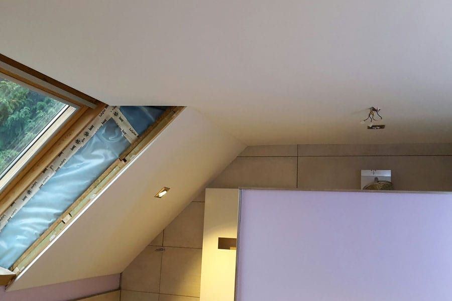 Holzdecke und Schräge im Badezimmer in 2 Etappen inkl. Beleuchtung fertig gestellt.