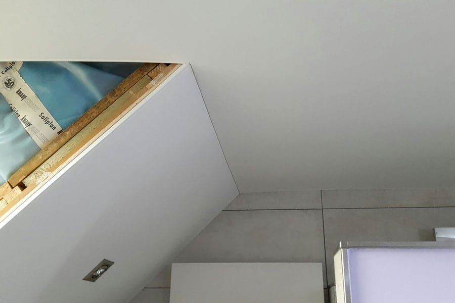 Holzdecke und Schräge im Badezimmer in 2 Etappen inkl. Beleuchtung fertig gestellt.