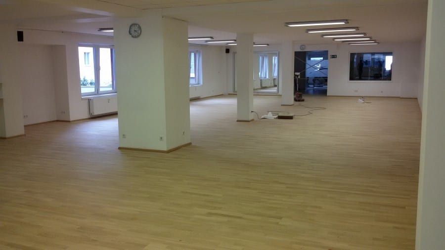 Stark verschmutztes Parkett mehrmals geschliffen und neu geölt – 120 m² Ausführungszeit von Freitagabend bis Sonntagmittag!
