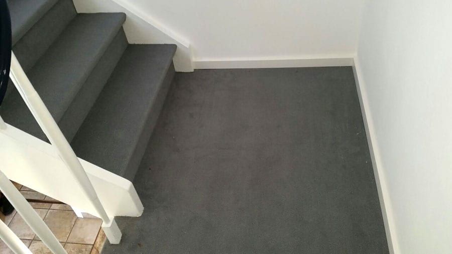 Erneuern einer alten Holztreppe mit einem hochwertigen Textilbelag
