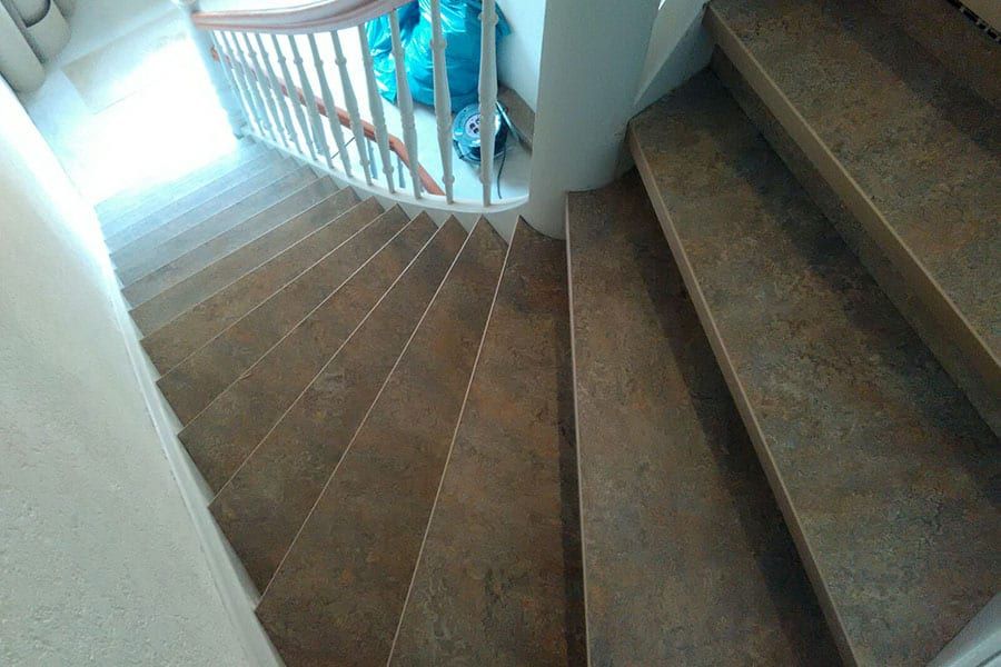 Treppenhausstufen mit Linoleum verschönert