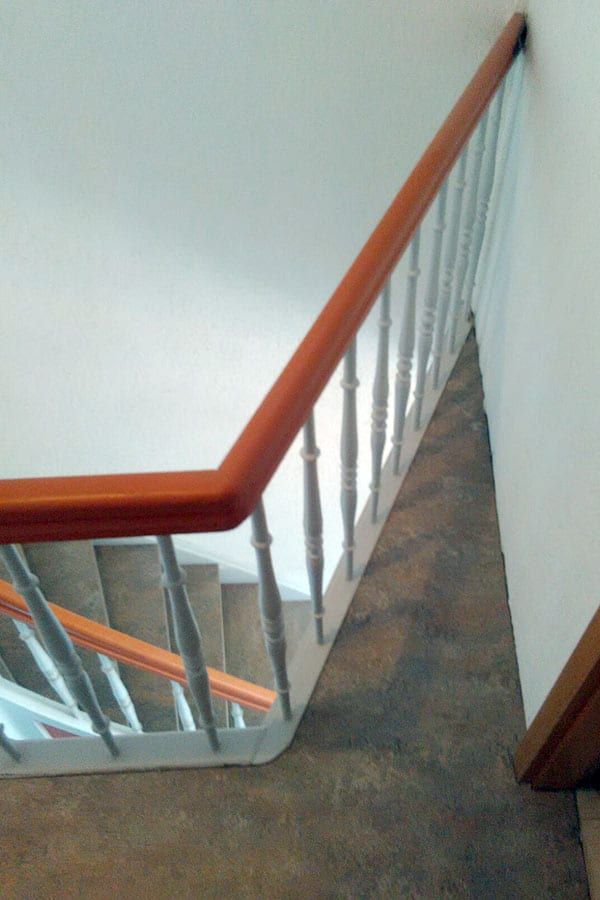 Treppenhausstufen mit Linoleum verschönert