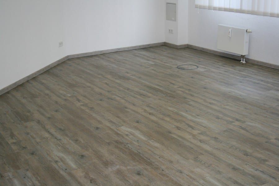 Teppichboden entfernt und neuen Vinyldesignbelag und Fußleisten verlegt Bild-01