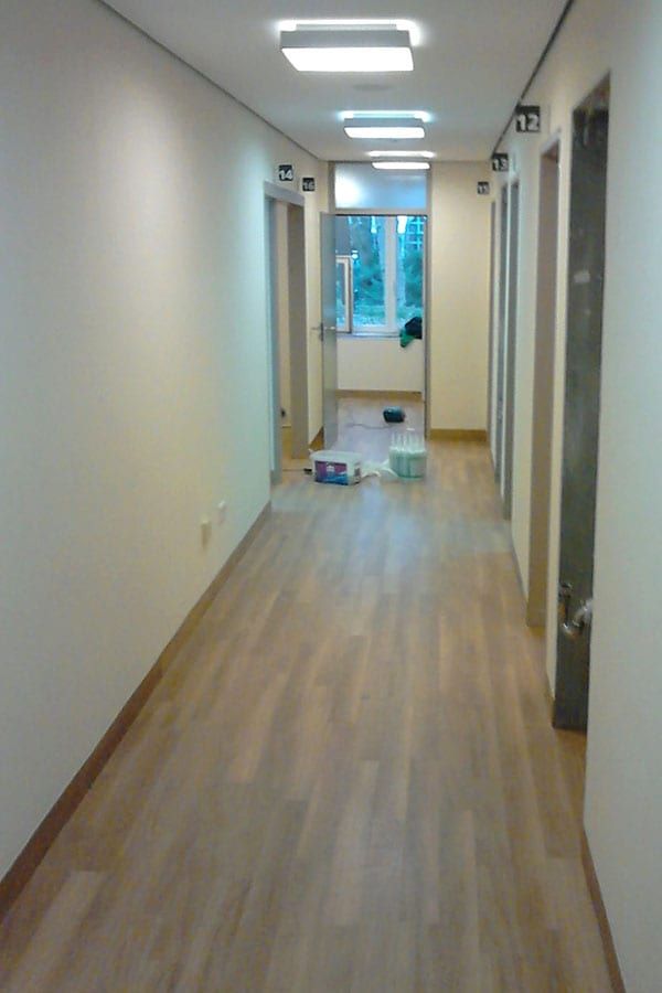 Kliniksauberkeit & Optik: Nadelfilz- und PVC-Sanierung nach Wasserschaden in der Rehaklinik-04