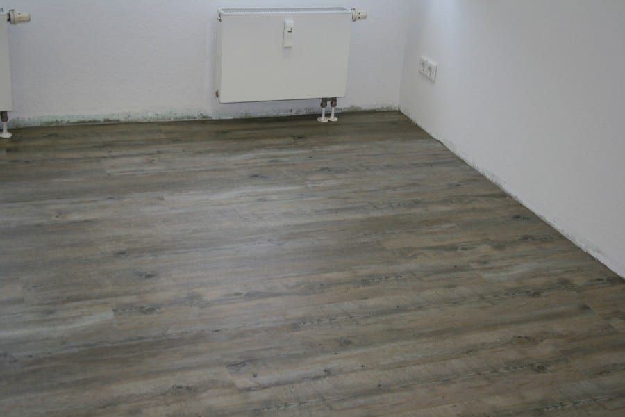 Teppichboden entfernt und neuen Vinyldesignbelag und Fußleisten verlegt Bild-03