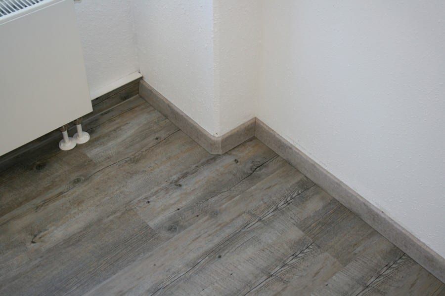 Teppichboden entfernt und neuen Vinyldesignbelag und Fußleisten verlegt Bild-07