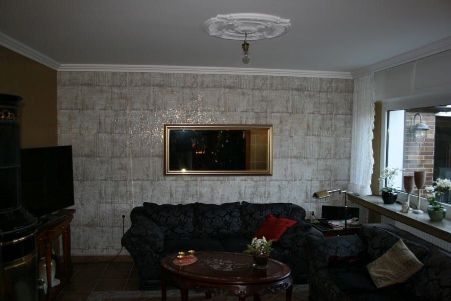 Wohn-, Eßzimmer mit Stuck an der Decke und einer Wandverkleidung aus handverarbeitetem Kork auf Goldlamee und mit goldfarbig bedrucktem Vlies aufgewertet