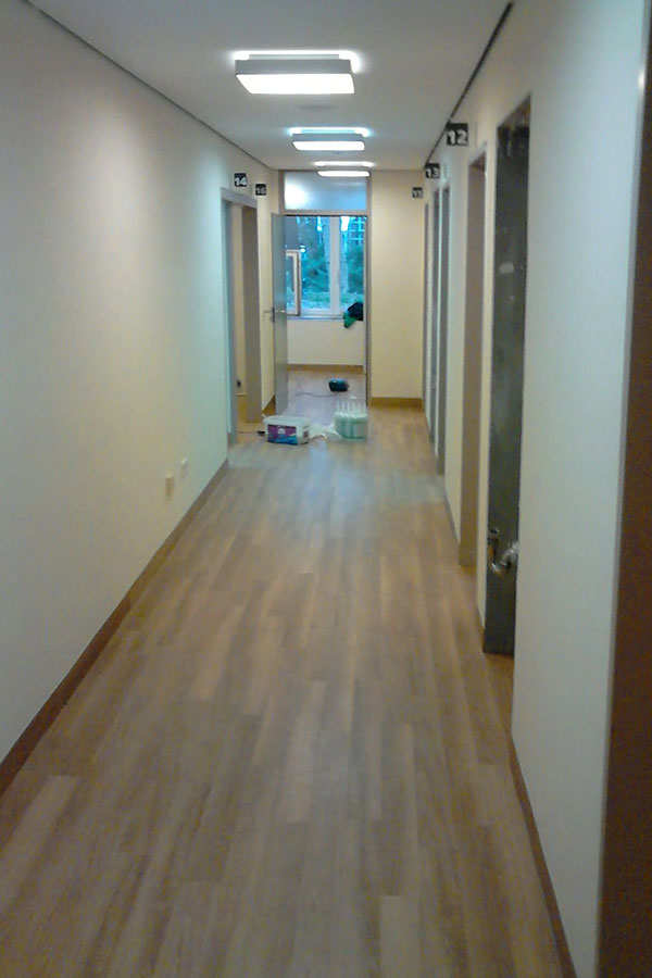 Kliniksauberkeit & Optik: Nadelfilz- und PVC-Sanierung nach Wasserschaden in der Rehaklinik-01