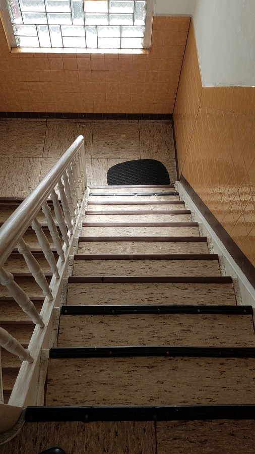 PVC–Belag aus den 60er Jahren fachmännisch entfernt und durch ökologischen Linoleumbelag ersetzt.