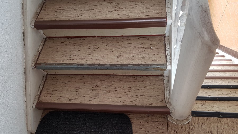 PVC–Belag aus den 60er Jahren fachmännisch entfernt und durch ökologischen Linoleumbelag ersetzt.