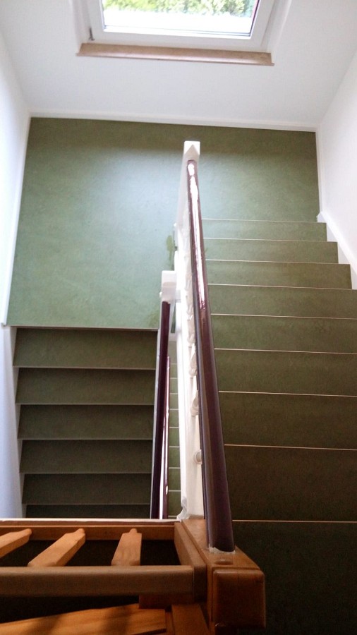 PVC–Belag aus den 60er Jahren fachmännisch entfernt und durch ökologischen Linoleumbelag ersetzt.