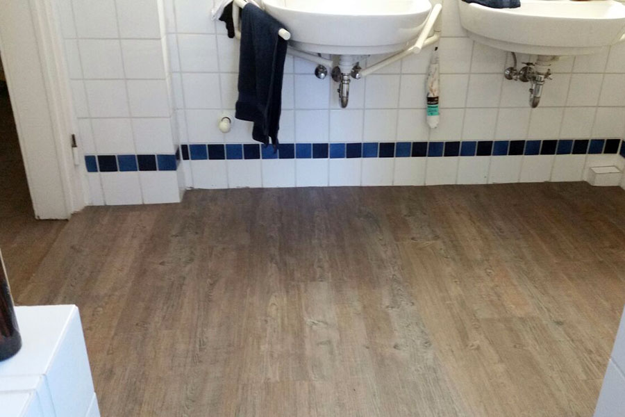 Harmonisches Gesamtbild des neuen Designbodens unter dem Waschbecken.