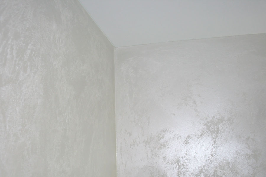 Badezimmergestaltung mit einer Spanndecke. Wände mit einer metallischen Lasur und Kristallzugabe veredelt