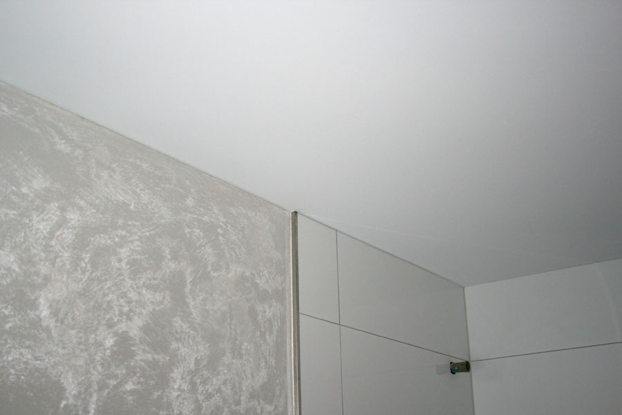 Badezimmergestaltung mit einer Spanndecke. Wände mit einer metallischen Lasur und Kristallzugabe veredelt