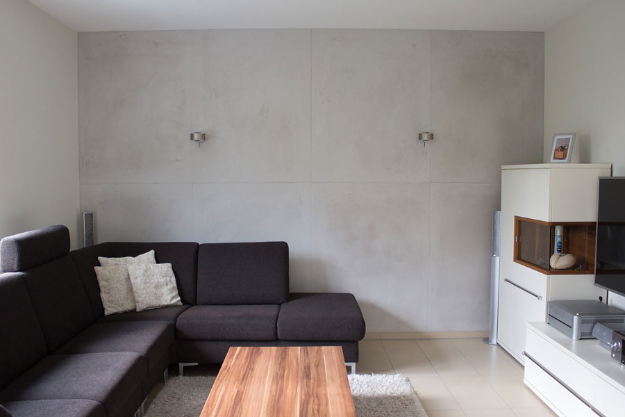 Helle Betonoptik-Wand für ein minimalistisches Raumdesign.