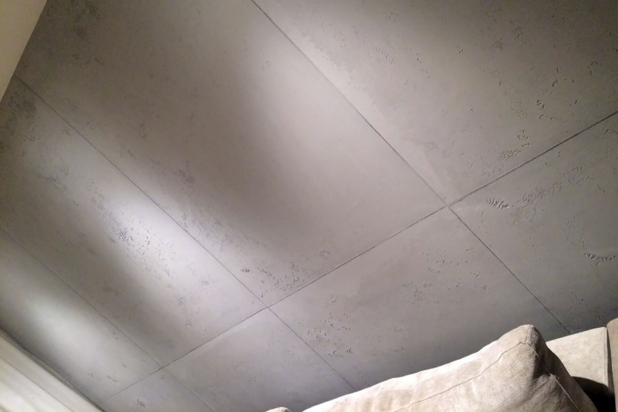 Wandgestaltung in Betonplatten-Optik mit authentischen Fugenbildern.