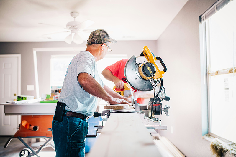 Handwerkliche Präzision bei der Bodenrenovierung
