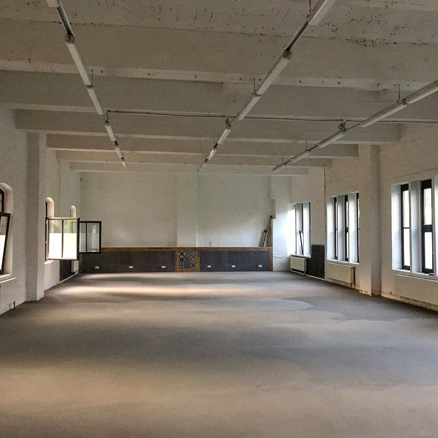 400m² Projekt: Kombination aus professioneller Bodenbeschichtung und Vinyl-Designboden-01