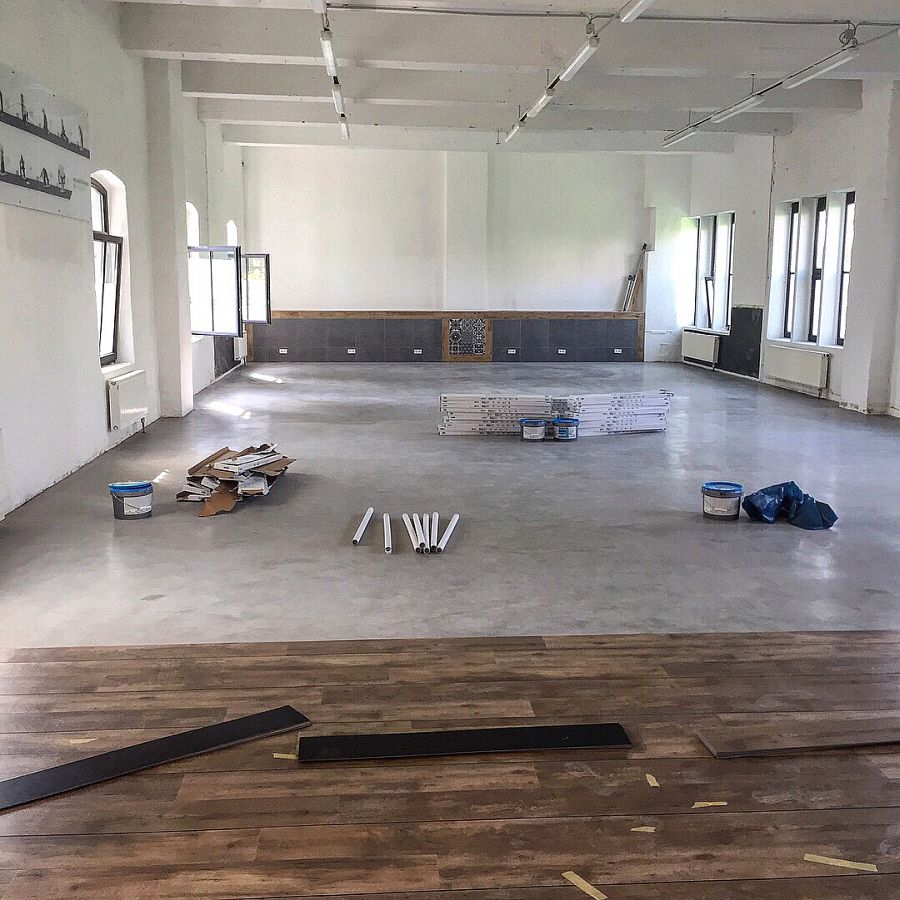 400m² Projekt: Kombination aus professioneller Bodenbeschichtung und Vinyl-Designboden-03