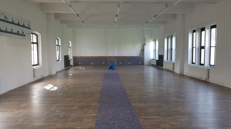 400m² Projekt: Kombination aus professioneller Bodenbeschichtung und Vinyl-Designboden-04