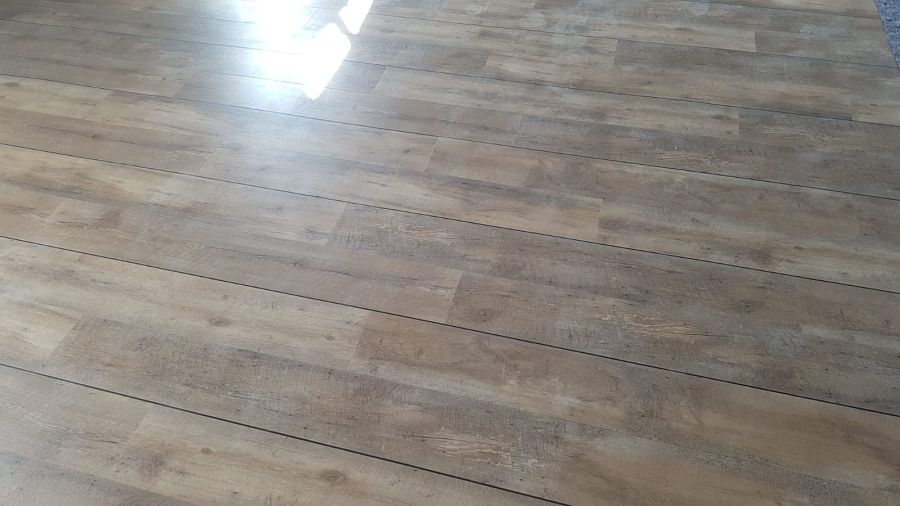 400m² Projekt: Kombination aus professioneller Bodenbeschichtung und Vinyl-Designboden-05