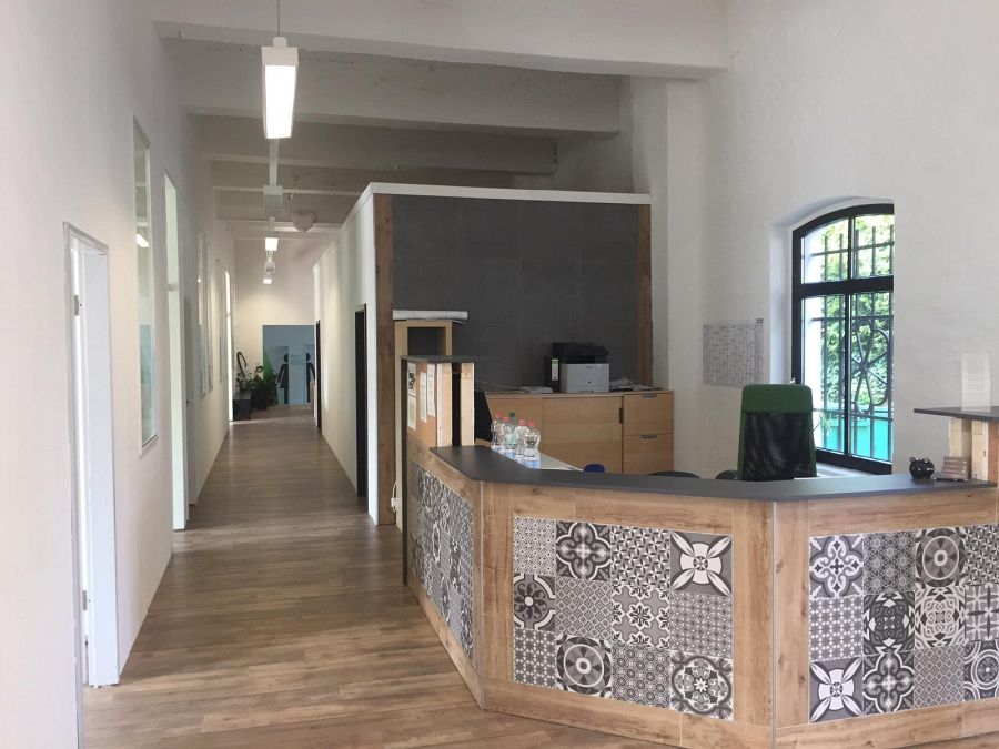 400m² Projekt: Kombination aus professioneller Bodenbeschichtung und Vinyl-Designboden-06