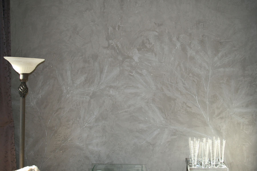 Calce Colino im Badezimmer schwarz mit silber veredelt. Restliche Wände und Decke in weiß. Diffusionsoffen auf Kalkbasis. Einprägung von echtem Bambus in Calce Colino mit fossil versteinerter Wirkung.