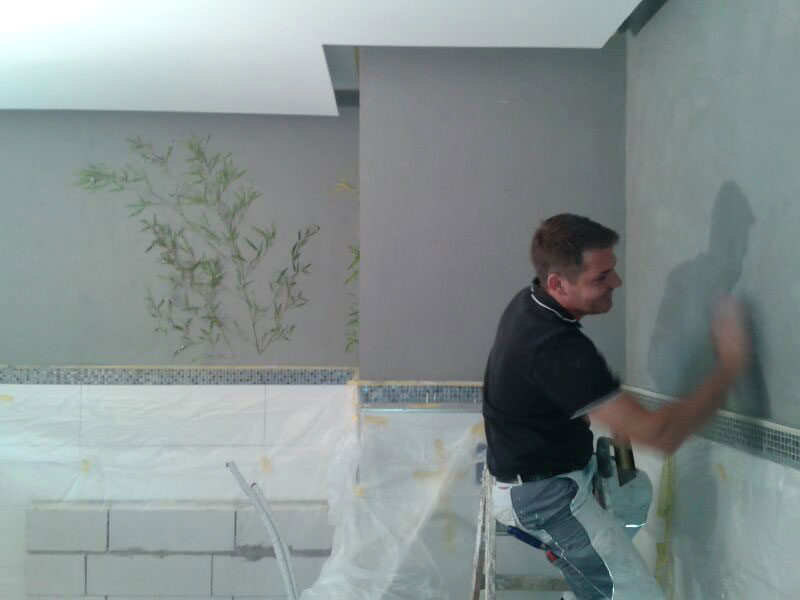 Calce Colino im Badezimmer schwarz mit silber veredelt. Restliche Wände und Decke in weiß. Diffusionsoffen auf Kalkbasis. Einprägung von echtem Bambus in Calce Colino mit fossil versteinerter Wirkung.