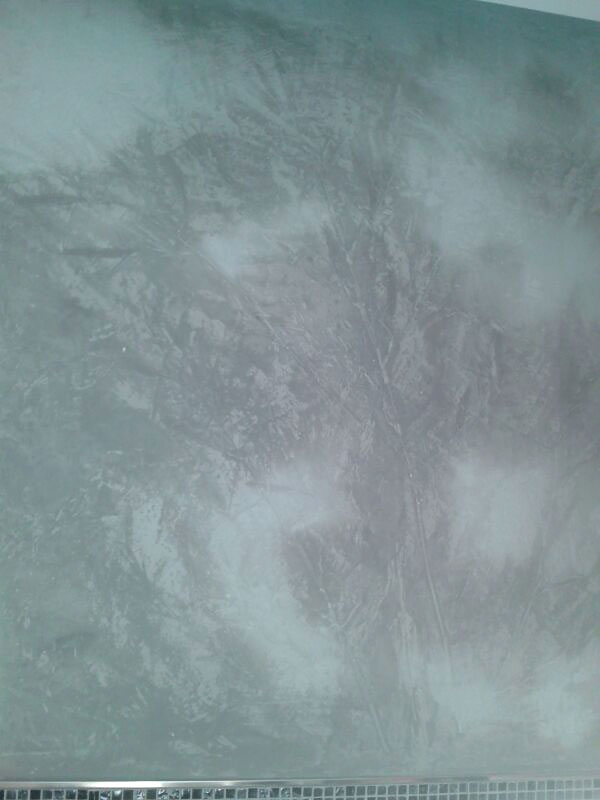 Calce Colino im Badezimmer schwarz mit silber veredelt. Restliche Wände und Decke in weiß. Diffusionsoffen auf Kalkbasis. Einprägung von echtem Bambus in Calce Colino mit fossil versteinerter Wirkung.